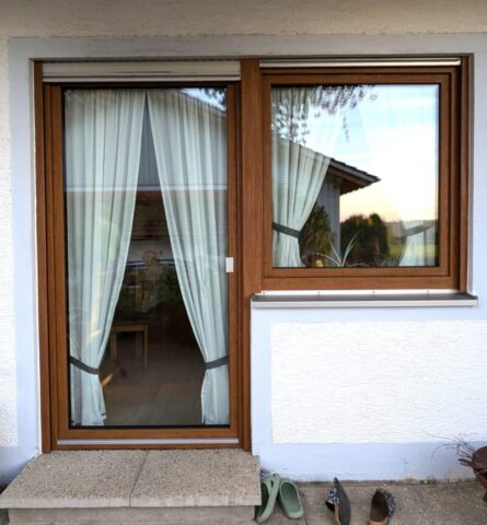Kunststoffbalkontüre und Fenster in Holz Dekor