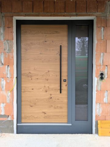 Haustür Asteiche Echtholz quer mit Basaltgrauem massiven Rahmen