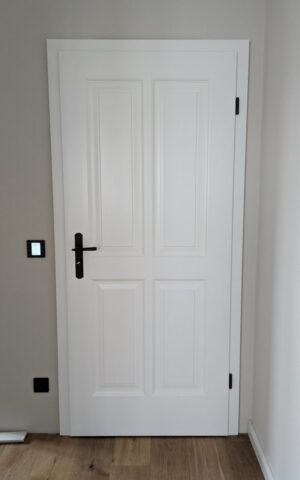 Innentür weiß lackiert mit 4 längs Kassetten Füllungen Innentür weiß lackiert mit 4 längs Kassetten Füllungen