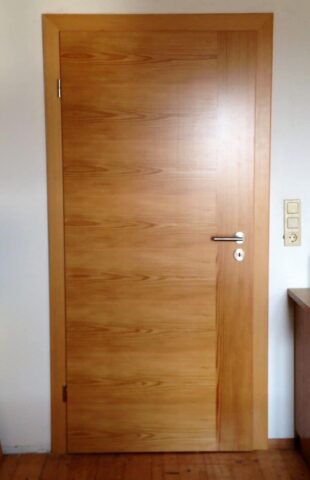 Zimmertüre in Lärche Echtholz furniert mit Quer und einem Längssteifen